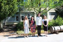 Diamantna maturantka Stela Podržaj ter zlata maturanta Jan Arh in Manca Mladkovič z ravnateljico Vido Hlebec